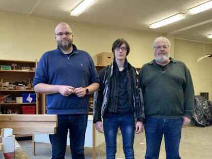 In einem der unbrauchbaren Werkr&auml;ume der Oberschule (von links): Schulleiter Peter R&ouml;ben, Sch&uuml;ler Kilian mit Vater Ralf Rippen (Schulelternrat).