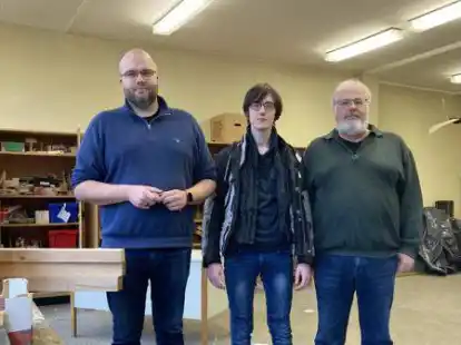 In einem der unbrauchbaren Werkr&auml;ume der Oberschule (von links): Schulleiter Peter R&ouml;ben, Sch&uuml;ler Kilian mit Vater Ralf Rippen (Schulelternrat).