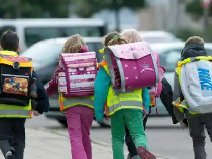 Stark von der Grippewelle betroffen: Sch&uuml;ler und Sch&uuml;lerinnen in Varel, Symbolbild.
