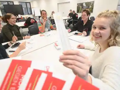 Ein Wattest&auml;bchen kann viel bewirken: (von links) Melina Lohmann, Marike Borchers, Manuela Hillen, Anna Fennen (Verein Leukin) und Hannah Uhlhorn bei der Typisierungsaktion im NWZ-Medienhaus in Etzhorn.