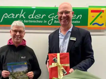 Für Jahreskarteninhaberin Birgit Rastedt ist die 2023 zur Glückszahl geworden: Die 55-Jährige hat nämlich die 2023. verkaufte Jahreskarte erworben und wurde deshalb von Geschäftsführer Christian Wandscher überrascht.