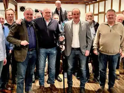 Die Verantwortlichen des III. Rott der Harpstedter B&uuml;rgersch&uuml;tzen (vorne, von links): Malte B&ouml;hm (Leutnant), Michael Vo&szlig; (Hauptmann), Friedrich Jarren (ehemaliger Korporal), Arne Siemers (neuer Korporal) und Rolf Ranke (Oberst)