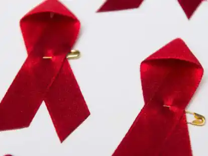 Sie ist das weltweit anerkannte Symbole f&uuml;r die Solidarit&auml;t mit HIV-Infizierten: Die rote Schleife.