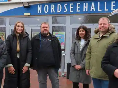 Wollen mit ihrem Projekt eine Br&uuml;cke von der Nordseehalle zu den Kinder- und Jugendh&auml;usern in den Stadtteilen schlagen (v.l.): Ziver Aldemir (Big Point), Marina Kowe (Larrelt), Fachdienstleiter Thomas Jaspers (Jugendf&ouml;rderung), Jasamin Padeh (Borssum), Unterkunftsleiter Stephan Oelrichs und Odilie Ricken (Barenburg).