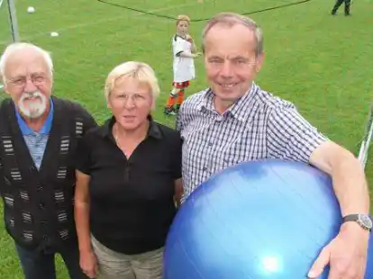 Sportler durch und durch: Helmut Oetken, Hedda Kohlwes  und Rolf H&ouml;pken (von links)