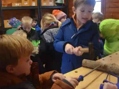 Gleich erstmal ausprobieren: Die Kinder sind begeistert von den Werkb&auml;nken und den vielf&auml;ltigen Materialien.