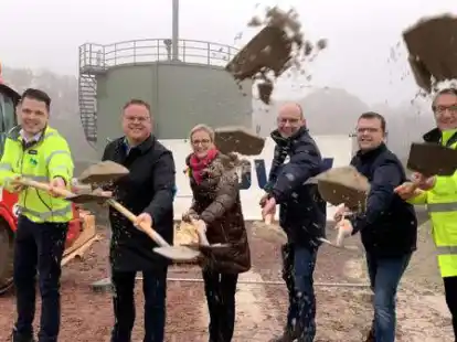 Julien Barwig (von links), Tobias Gerdesmeyer, Dr. Henrike Voet, Kay Sch&ouml;nfeld, Anlagenleiter Hendrik Kaiser und Karsten Specht greifen zum Spaten.
