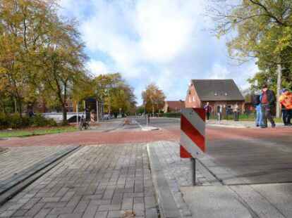 Hier trifft der Ostfrieslandwanderweg auf die Popenser Stra&szlig;e. Entsprechende Farbmarkierungen sollen f&uuml;r Sicherheit sorgen.