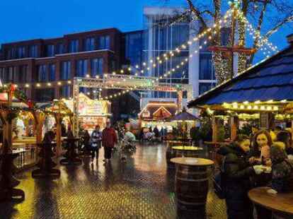 Leers Innenstadt im Lichterglanz: Der Weihnachtsmarkt kann in diesem Jahr ohne Pandemieeinschr&auml;nkungen stattfinden, allerdings hat die Energiekrise ein paar Auswirkungen.