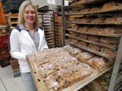 Auch wenn hohe Gas- und Einkaufspreise das Sortiment ver&auml;ndert haben: Bei Gr&uuml;nhoffs gibt es in diesem Jahr wieder Weihnachtsstollen &ndash; hier noch vor der finalen Puderzuckerschicht, wie Maya Gr&uuml;nhoff zeigt.