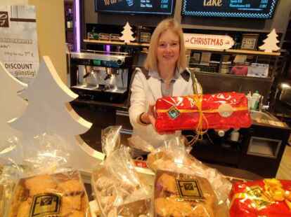 Spezialit&auml;ten wie die Buttermarzipanstollen ohne Orangeat oder Zitronat, den es traditionell bei Gr&uuml;nhoffs gibt, geh&ouml;ren f&uuml;r Maya Gr&uuml;nhoff dazu, wenn ein Betrieb langfristig Erfolg haben will. Gerade in Ostfriesland w&uuml;ssten Kunden das zu sch&auml;tzen. Bild: Arne Haschen