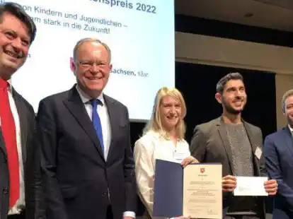 Nieders&auml;chsischer Integrationspreis ans Begegnungszentrum &bdquo;Kaiser 19&ldquo; in Oldenburg (v.li.): Laudator Eliah Sakakushev-von Bismarck, Stephan Weil, Henrike Pauling, Talat Khonsor der neue Landesbeauftragte f&uuml;r Migration und Teilhabe, Deniz Kurku