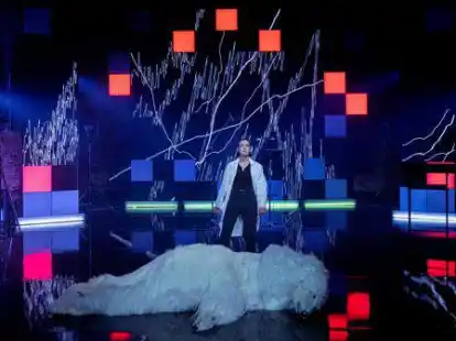 Man m&ouml;chte kein Eisb&auml;r sein: Marie Becker in &bdquo;Die vier neuen Jahreszeiten&ldquo; in der Exerzierhalle