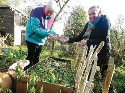 Die Schreberg&auml;rtnerinnen Birgit Klempau (rechts) und Anna-Mareike Oellien sch&auml;tzen ein gutes Nachbarschaftsverh&auml;ltnis.