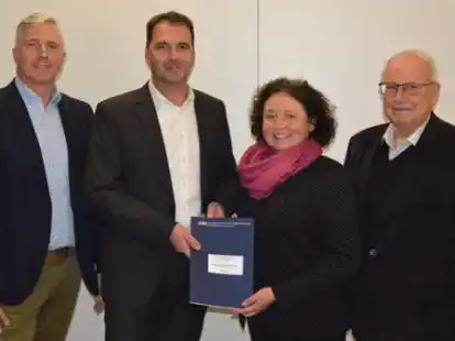 Freuen sich &uuml;ber das erfolgreiche Gesch&auml;ftsjahr (von links): Axel Hohnholz (stv. Aufsichtsratsvorsitzender), Michael Bangel (Vorstand), Petra Lausch (Aufsichtsratsvorsitzende) und Egon Wichmann (Vorstand).