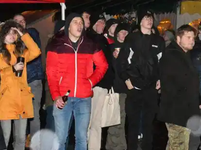 Besucher des Nikolausmarktes in Gro&szlig;enkneten verfolgten am Sonntagabend auf gro&szlig;er Leinwand das Fu&szlig;ball-WM-Spiel Spanien gegen Deutschland.