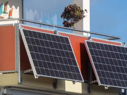 Solarmodule f&uuml;r ein sogenanntes Balkonkraftwerk h&auml;ngen an einem Balkon.