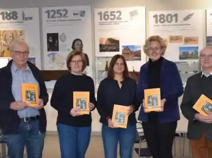 Pr&auml;sentierten die neue Publikation (v.l.): Benno Dr&auml;ger (Textredaktion), Carola Welter (Layout), Kerstin Burdiek (Lektorat), Brigitte kl. St&uuml;ve (Rie&szlig;elmann Druck & Medien) sowie Bernard Warnking (Bildredaktion)