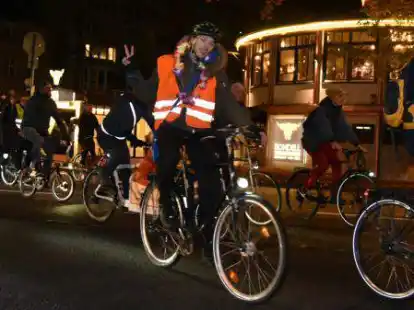 Mit dem Fahrrad auf der Fahrbahn unterwegs: Die Fahrrad-Bewegung &bdquo;Critical Mass&ldquo; Oldenburg feierte ihren zehnten Geburtstag.