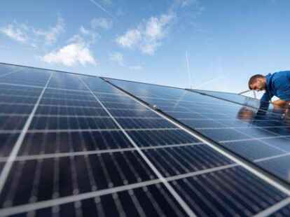 Photovoltaik wird auf einem Dach angebracht: Das könnte es auch in Westerstede demnächst geben.