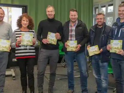 Freuen sich &uuml;ber die B&uuml;cherspende des &bdquo;Round Table 91 Delmenhorst&ldquo; f&uuml;r alle Kinder der Grundschule Lange Stra&szlig;e (von links): Philip Meiners (Konrektor), Karin Jenta, Ren&eacute; Jonker (Rektor),  Volker Kreye, Timo Vetter und Mirco Mausolf vom &bdquo;Round Table&ldquo;.