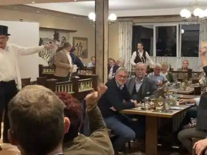 Auktionator Franz Wessendorf konnte auf spendable Bieter bauen.