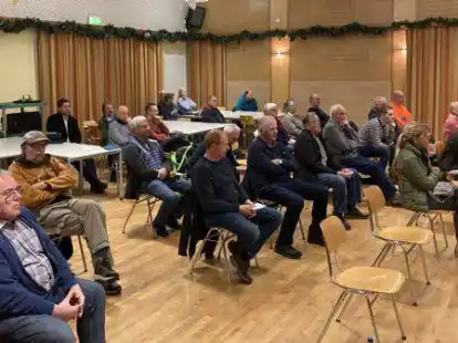 Gespannte Zuh&ouml;rerinnen und Zuh&ouml;rer: Das Einzelhandelsentwicklungskonzept zog viele Interessierte in die Oberschule Wiefelstede.