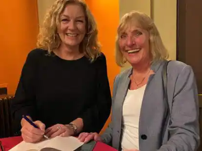 Autogrammstunde im Centraltheater Brake: Bettina Tietjen (links) und Eleonore Gollenstede