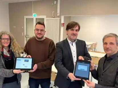 Birgit Wulf, Eike L&auml;ssig, Nils Siemen und Thorsten Maa&szlig;en &ndash; hier in der Grundschule Atens &ndash; freuen sich &uuml;ber den Abschluss des Projekts &bdquo;Digitalpakt Schule&ldquo;.