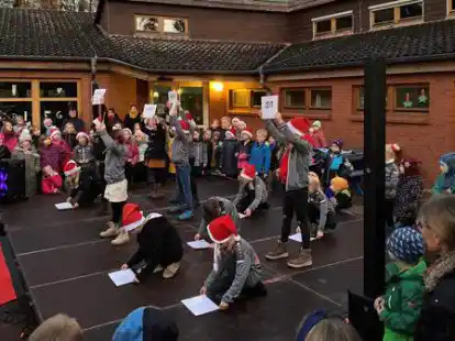 Beim Singen unterm Weihnachtsbaum war auf dem Hof der Grundschule Sandkrug viel los. Den neuen F&ouml;rdervereinsvorstand freut die Resonanz.