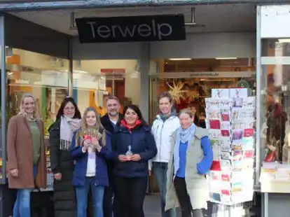 Die Wunschkugeln sind da. Die 15-j&auml;hrige Franziska (vorne) aus dem St. Vincenzhaus &uuml;berbrachte die Wunschkugeln gemeinsam mit Conny Meyer (Cloppenburg Marketing, Zweite von rechts), Ines Luthmann (SkF, von links), Irena Lange und Helmut Roskam (beide St. Vincenzhaus) sowie Nahla Kanjo (Stadt, vorne) an Christiane Terwelp (rechts) von der Buchhandlung Terwelp.