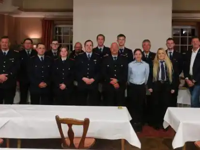 In Anwesenheit von Herwig Grotel&uuml;schen (von rechts) und Christoph Reents nahmen Ortsbrandmeister Stefan Buschmann (von links) und sein Stellvertreter Sven Koopmann zahlreiche Bef&ouml;rderungen vor.