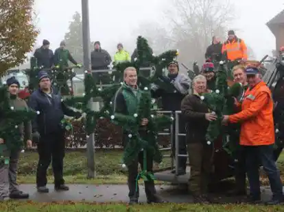 Heinz-Gerd Stegie (orangefarbene  Jacke) bedankt sich bei Harald Hillmer.