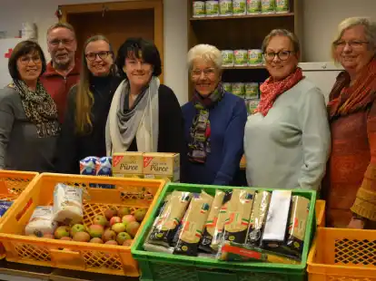 Spenden&uuml;bergabe bei der Jeverschen Tafel: (von links) Jutta Cramer, Alfons Wojakilowski, Elke Vredenborg, Ira Beckmann, Renate Huckfeld, Marianne Rasenack und K&auml;te Sch&uuml;dzig