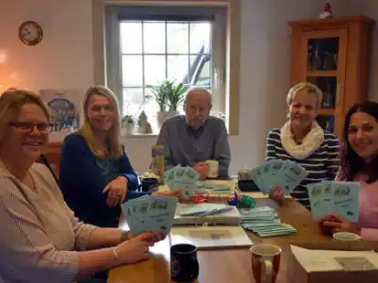 Die Aktion &bdquo;Leuchtende Kinderaugen&ldquo; betreuen (von links) Marina Liebig, Maraike K&ouml;lpin, Diederich M&ouml;hring, Waltraud Ralle-Klein und Zeina Issa.