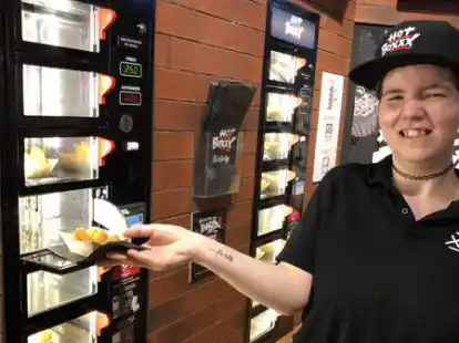 Arbeitet gern in dem Automatenbetrieb &bdquo;Hotboxxx&ldquo; in Hannover: Joy Alexandra Krieg (25) holt einen leckeren Snack hinter der durchsichtigen Klappe hervor.