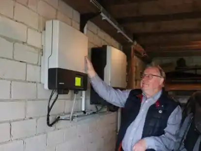 Der B&ouml;seler Ingenieur Gerhard Raker an seiner eigenen Photovoltaikanlage, die an diesem Tag trotz bedecktem Himmel Strom produziert.