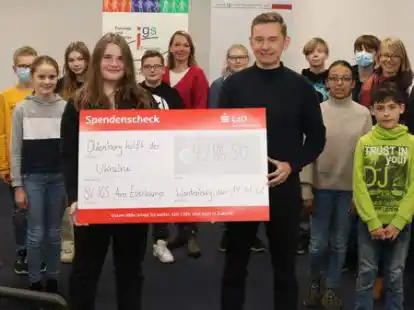 4286,50 Euro kamen zusammen beim Spendenlauf der IGS-Sch&uuml;ler in Wardenburg. Den symbolischen Scheck &uuml;berreichte die Sprecherin des 10. Jahrgangs, Mike Kolbe, an Sebastian Seger vom Verein &bdquo;Oldenburg hilft&ldquo;.
