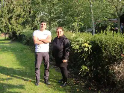 Gl&uuml;ck gehabt: Seyed Mostafa Hejazi und Sotoude Esmaeili an ihrem Kleingarten (rechts). Links soll bald der neue Radweg verlaufen.