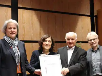 Preisvergabe (v.l.): Universit&auml;tspr&auml;sidentin Prof.in Dr.in Verena Pietzner, Prof.in Dr.in Yesim Erim, Hans H&ouml;ffmann und Prof. Dr. Egon Spiegel, Vorsitzender der Auswahl-Jury.