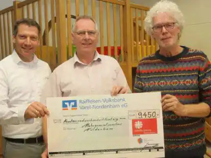 Hilko Sch&uuml;tte (Mitte), Vorstandsmitglied der Ja-Wir-Stiftung, &uuml;berreichte einen Scheck an den Caritas-Gesch&auml;ftsf&uuml;hrer Ralf Bunten (links) und den Leiter des Mehrgenerationenhauses Nordenham, Stefan Schreiber.