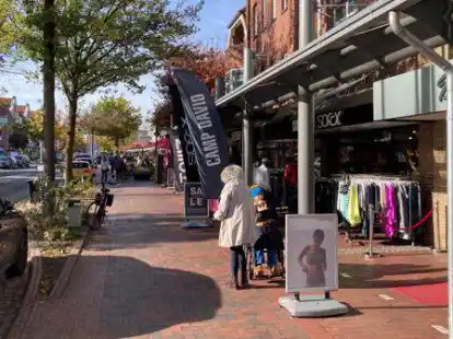 Keine freie Fahrt mehr durch den Ort: An der Stra&szlig;e &bdquo;In der Horst&ldquo; in Bad Zwischenahn wird an Sonn- und Feiertagen ab April 2023 probeweise f&uuml;r drei Monate eine punktuelle Sperrung eingerichtet. Das soll den Verkehr auf der &bdquo;Meile&ldquo; entlasten, wie hier an der Peterstra&szlig;e.
