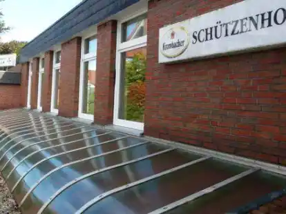 Unter dieser transparenten &Uuml;berdachung verl&auml;uft derzeit der einzige Zugang zur unterirdischen Sch&uuml;tzenhalle. Im ehemaligen Sch&uuml;tzenhof ist mittlerweile ein asiatisches Restaurant.