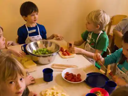 Beim &bdquo;Sternstunden&ldquo;-Hobbymarkt in W&uuml;sting: Auch f&uuml;r den Kindergarten &bdquo;Heckenstrolche&ldquo; Altmoorhausen wird gespendet.
