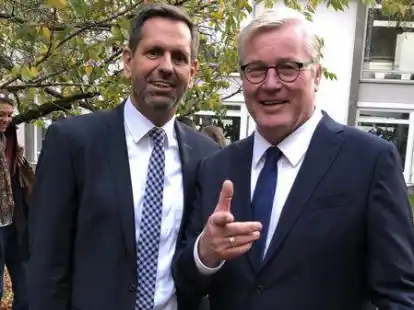 Da geht&rsquo;s lang: Bernd Althusmann (CDU, rechts) zeigt dem neuen (und fr&uuml;heren) Wirtschaftsminister Olaf Lies (SPD) den Weg zur  Amts&uuml;bergabe.