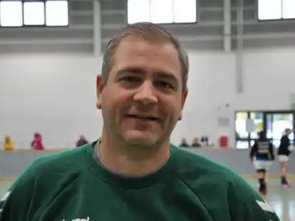 Eigentlich ist der Kader vom Trainer der Handballfrauen von SF Larrelt, Jan Kaufmann, gro&szlig; genug: Aber durch Schwangerschaften von Spielerinnen, Verletzten und auch Corona ist der zurzeit sehr d&uuml;nn besetzt.