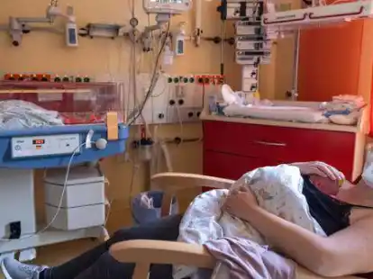 Der Welt-Fr&uuml;hgeborenen-Tag wird jedes Jahr am 17. November weltweit ausgerichtet. Julia Straub aus Friesoythe hat ihre Zwillingsm&auml;dchen im Oldenburger Klinikum in der 33. Schwangerschaftswoche zur Welt gebracht.