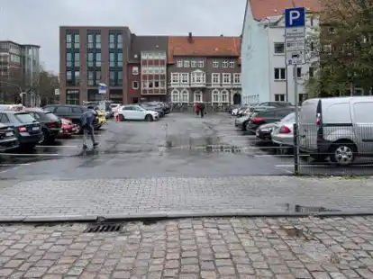 Eindeutig ein Fall f&uuml;r den Fiskus: Weil man auf diesem Parkplatz nahe der Pottgie&szlig;erstra&szlig;e auffahren muss, fallen 19 Prozent Steuern auf die Geb&uuml;hren an. Emden rundet gleich f&uuml;r alle Parkpl&auml;tze auf.