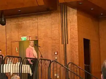 Gaby Winter leidet unter dem Post-Vac-Syndrom. Sie meldete sich als eine von vielen Impfgesch&auml;digten am Donnerstag im Auricher Kreistag zur Wort.