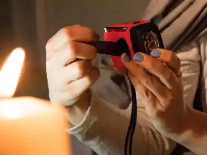 Helfen bei l&auml;ngeren Stromausf&auml;llen: Kerzen und Kurbelradio.